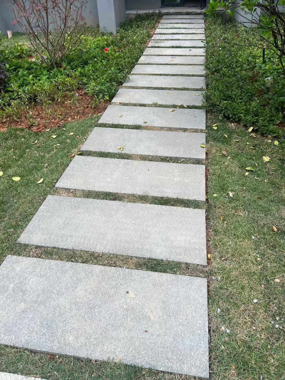 深圳 芝麻黑小区踏步、汀步石铺装效果