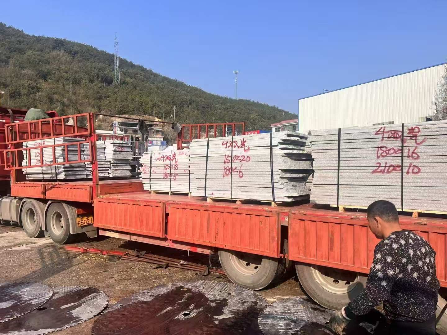 深圳 芝麻灰花岗岩光面毛板出货日常