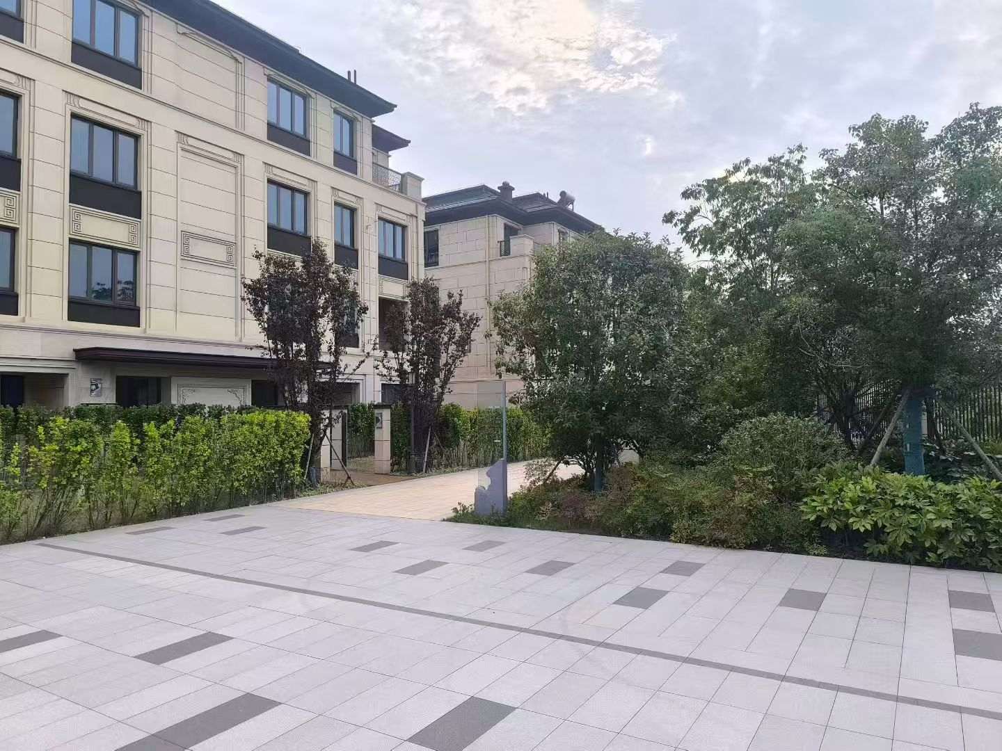 深圳 芝麻白与芝麻白搭配铺装，尺寸1200*600