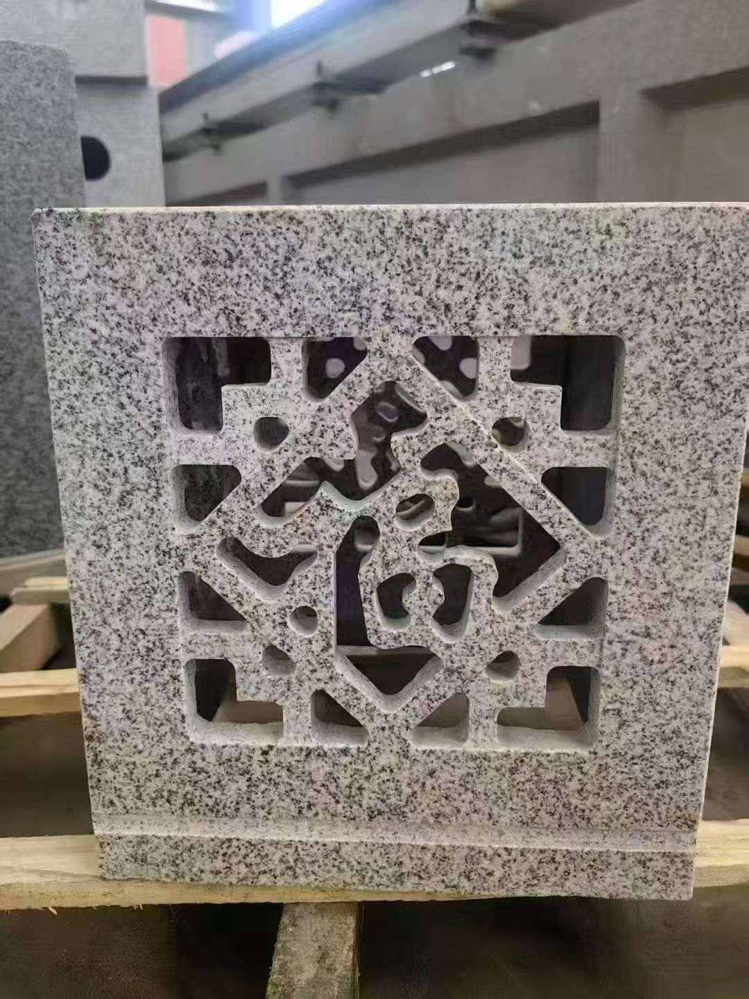 深圳 芝麻白花岗岩镂空雕花灯笼